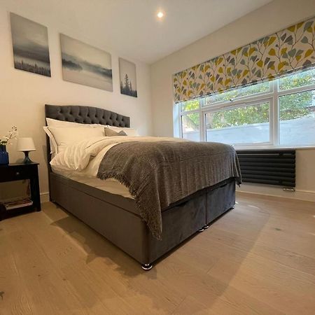 Two Bedroom Apartment - 런던 외부 사진