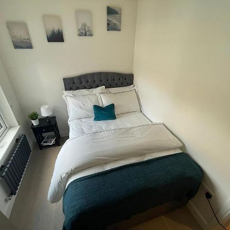 Two Bedroom Apartment - 런던 외부 사진