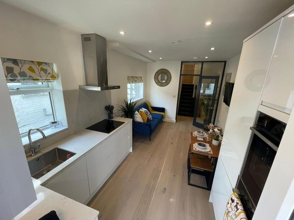 Two Bedroom Apartment - 런던 외부 사진