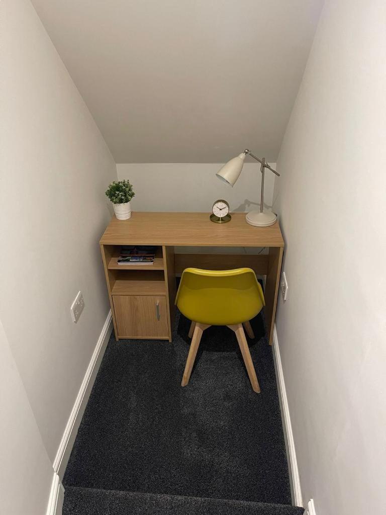 Two Bedroom Apartment - 런던 외부 사진