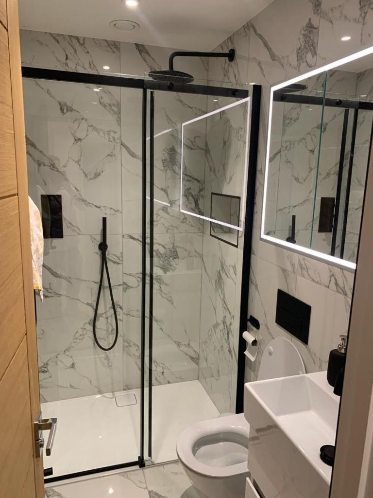Two Bedroom Apartment - 런던 외부 사진